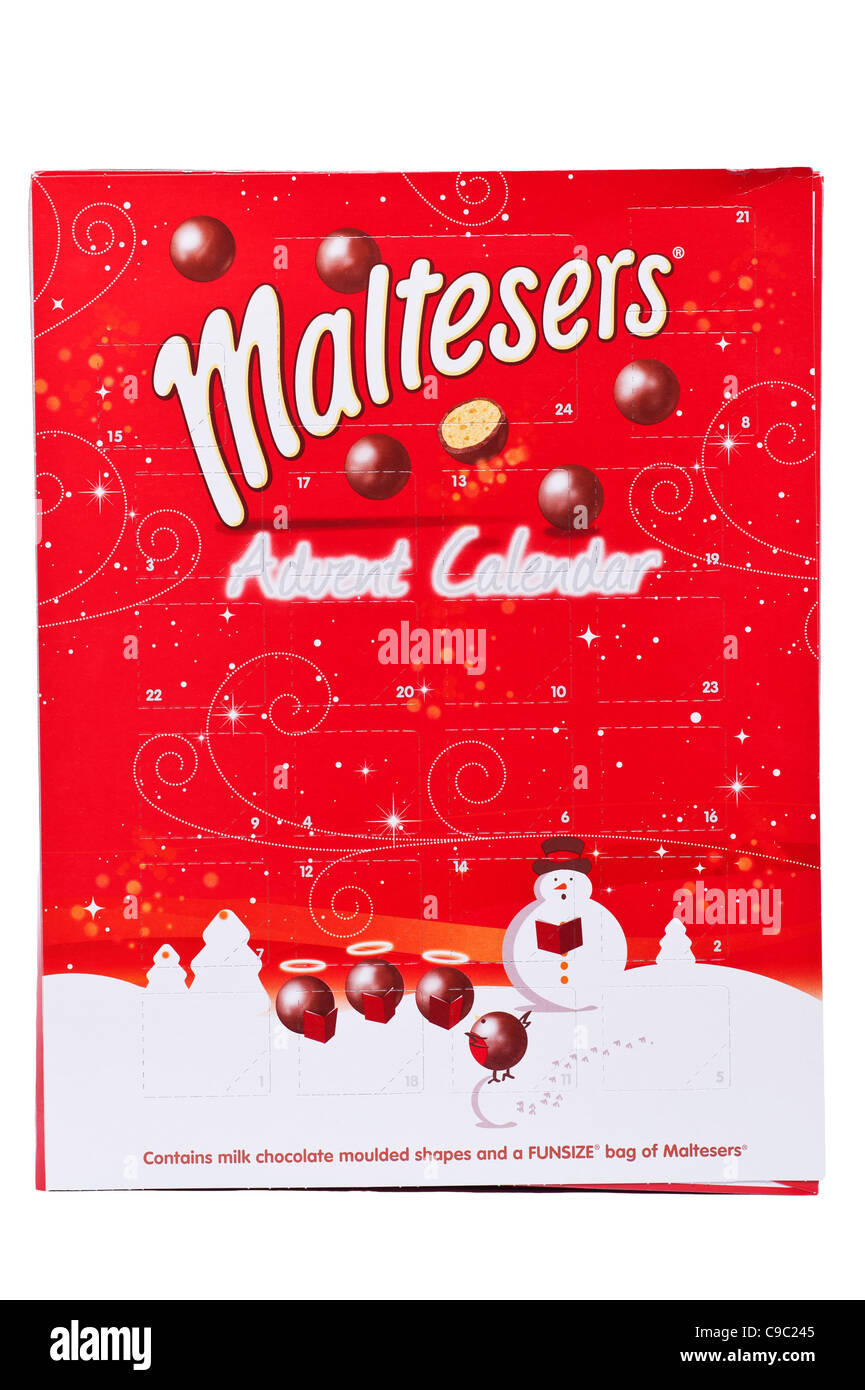 Un calendario de Adviento con chocolate por Maltesers sobre un fondo blanco. Foto de stock