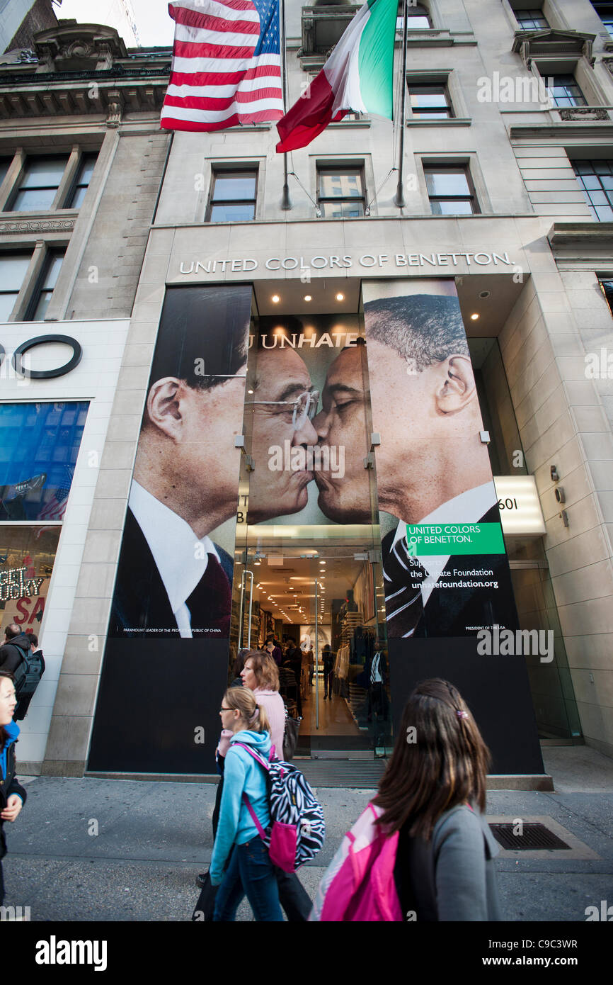 La tienda de Benetton en la Quinta Avenida de Nueva York, visto el domingo,  20 de noviembre de 2011, muestra una fotografía de nosotros amańada Pres.  Barack Obama besando a China Pres.