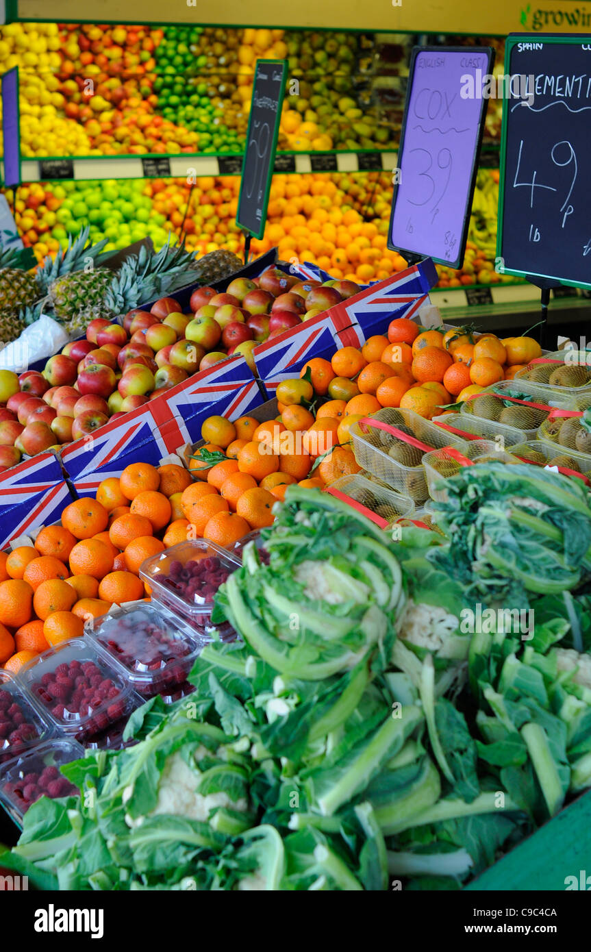 Fruterías tradicionales de frutas y verduras shop en la Calle Mayor del Reino Unido. Foto de stock