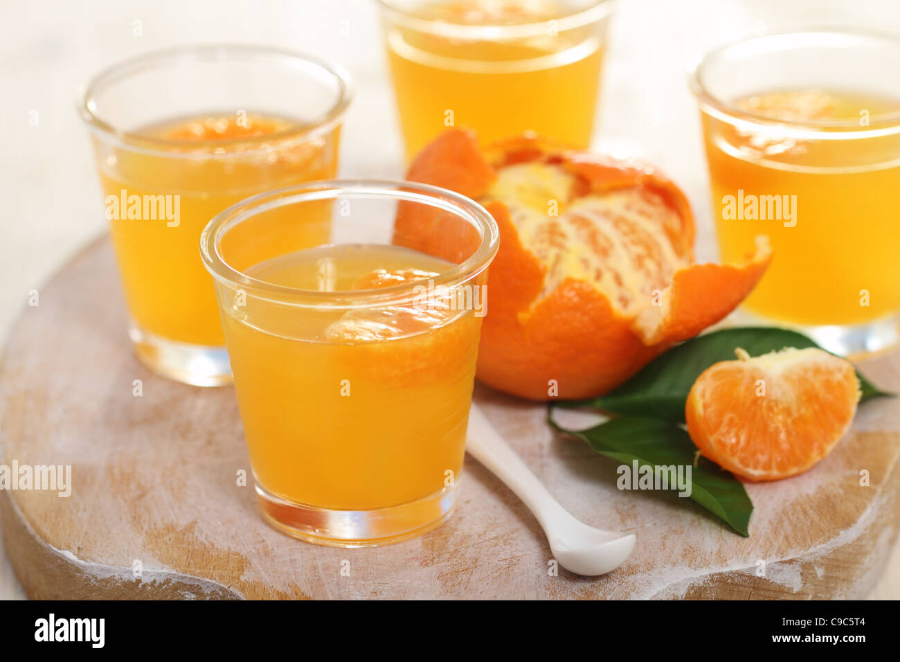 Tangerine jalea de frutas en el tazón de vidrio. Foto de stock