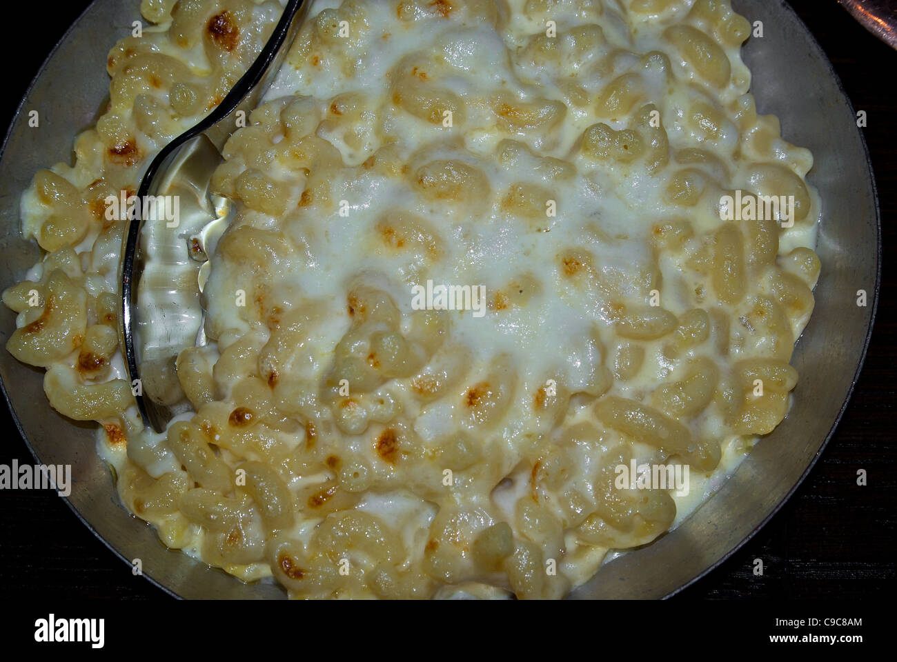 Codo dorado cocido macarrones con queso Foto de stock