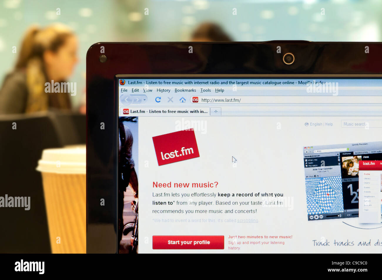 El sitio web de Last.fm, rodada en un ambiente de cafetería (sólo para uso editorial: -print, televisión, e-book editorial y sitio web). Foto de stock