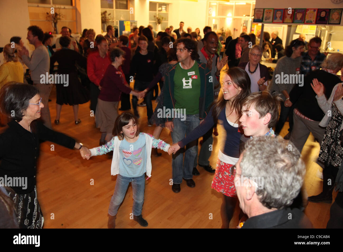 Una comunidad de granero en un baile organizado por una ciudad de transición (Kensal a Kilburn en Londres). Foto de stock