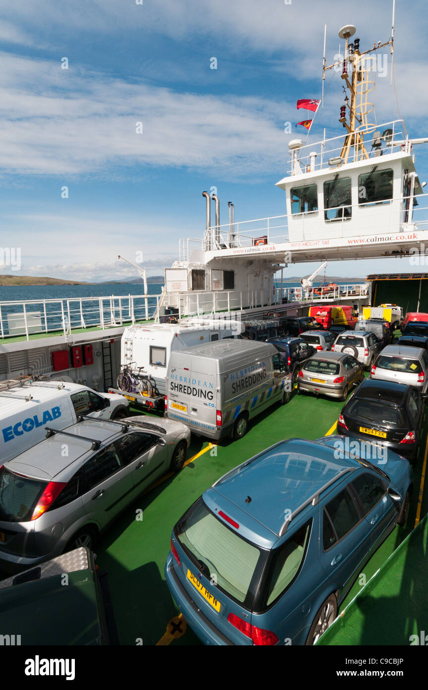 El Caledonian MacBrayne ferry 'MV Loch Alainn" cruzando el sonido de la barra de la Isla de Eriskay. Foto de stock