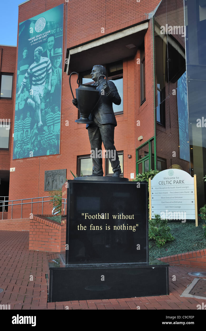Estatua de Jock Stein en la entrada de Celtic Park en Glasgow. Foto de stock
