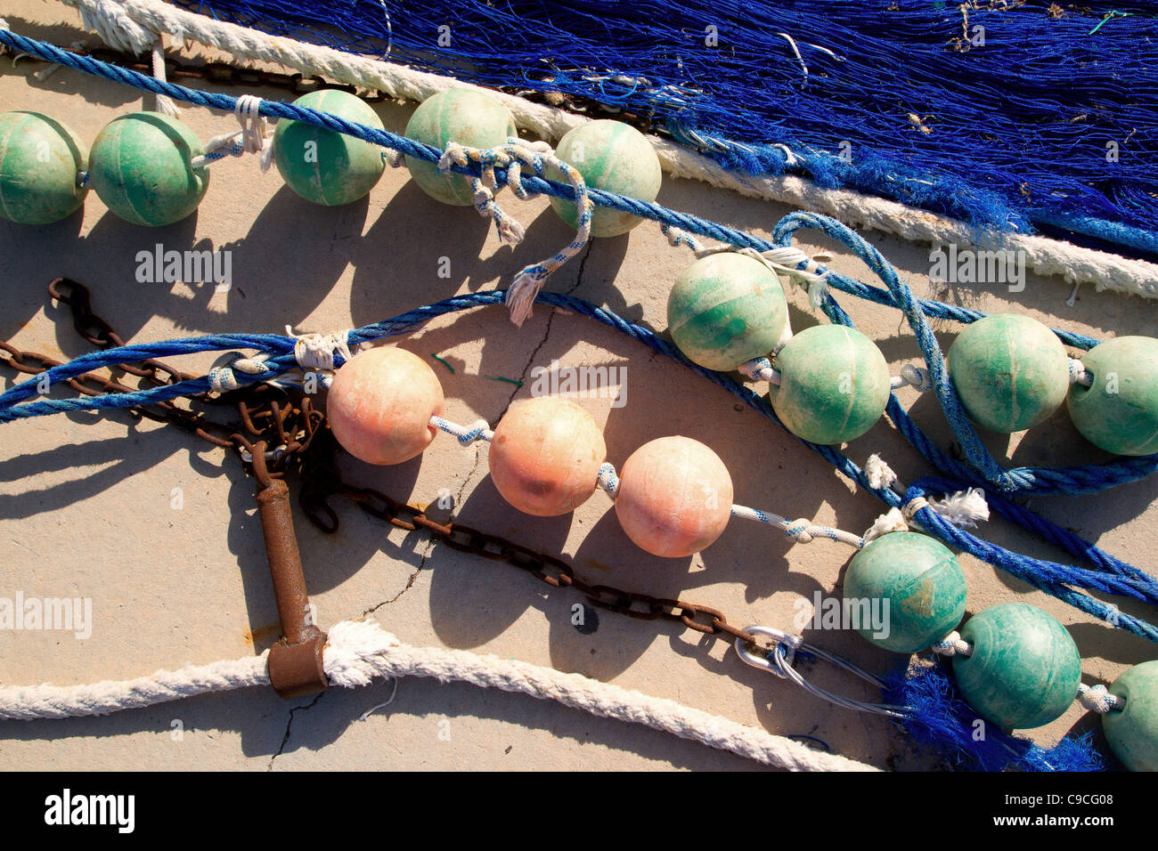 La pesca profesional para abordar fisherboats como boyas y redes Foto de stock