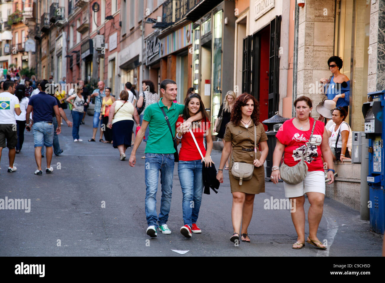 Gente caminando en Via Giuseppe Manno, una calle peatonal con muchas tiendas, Cagliari, Cerdeña, Italia. Foto de stock
