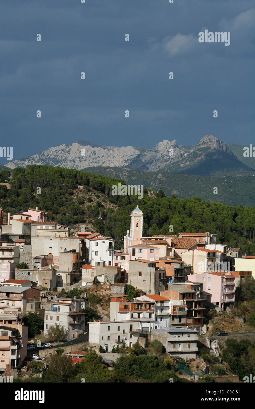 Vistas Talana village y la cordillera de Gennargentu, Cerdeña, Italia. Foto de stock