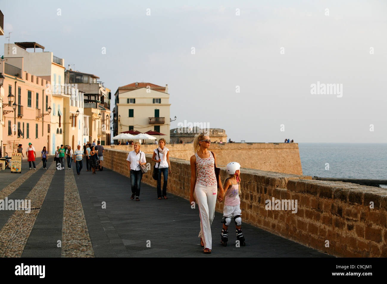 El paseo a lo largo de las murallas de la ciudad, Alghero (Cerdeña, Italia). Foto de stock