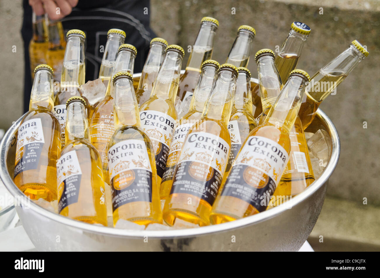 Bañera llena con botellas de cerveza y hielo Fotografía de stock