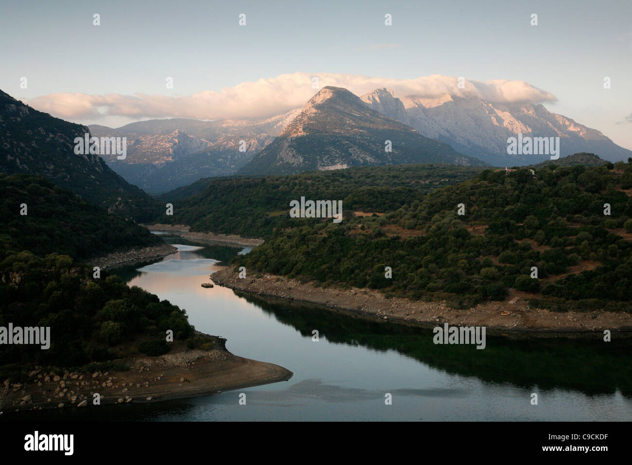 Supramonte de paisaje de la cordillera y el río Cedrino, provincia de Nuoro, Cerdeña, Italia. Foto de stock