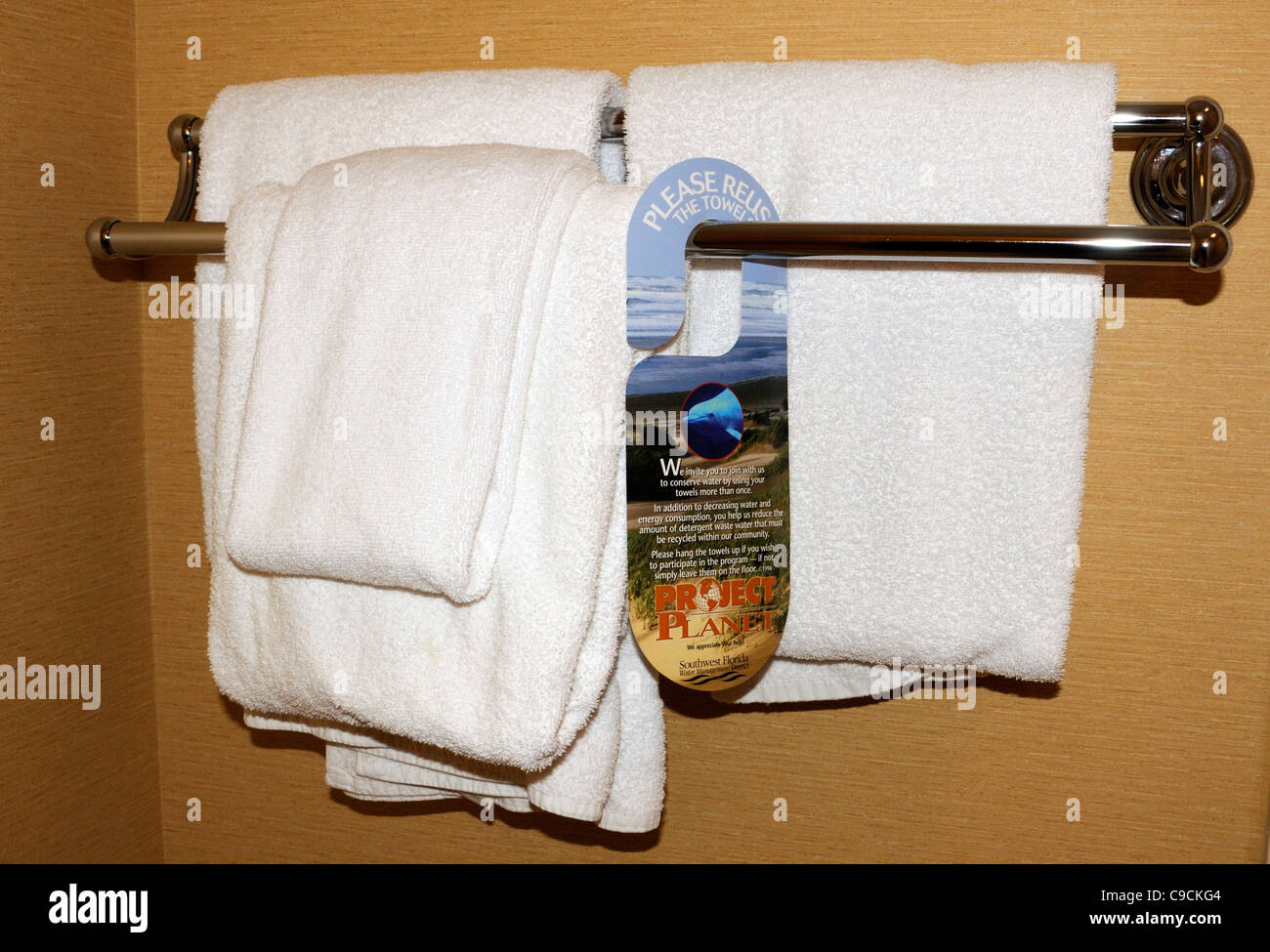 Cartel para colgar las toallas del hotel y pedir que los huéspedes utilicen  su toalla más de una vez para ahorrar agua y energía Fotografía de stock -  Alamy