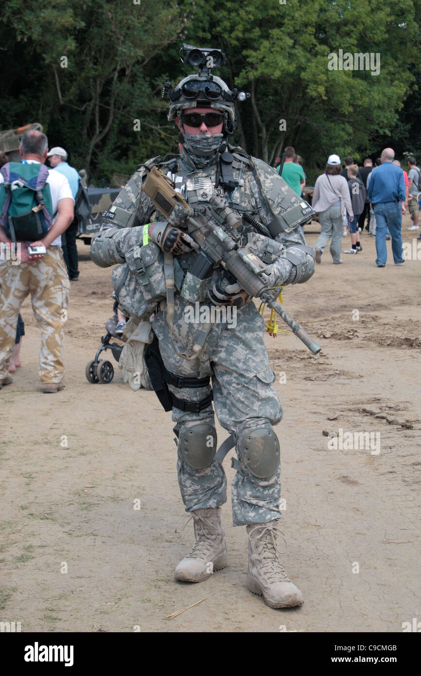 Un re-enactor vestidas con uniformes del ejército de los Estados Unidos  completa y M4A1 rifle y gafas de visión nocturna, 2011 Guerra y Paz Show,  Hop Farm, Kent, UK Fotografía de stock -