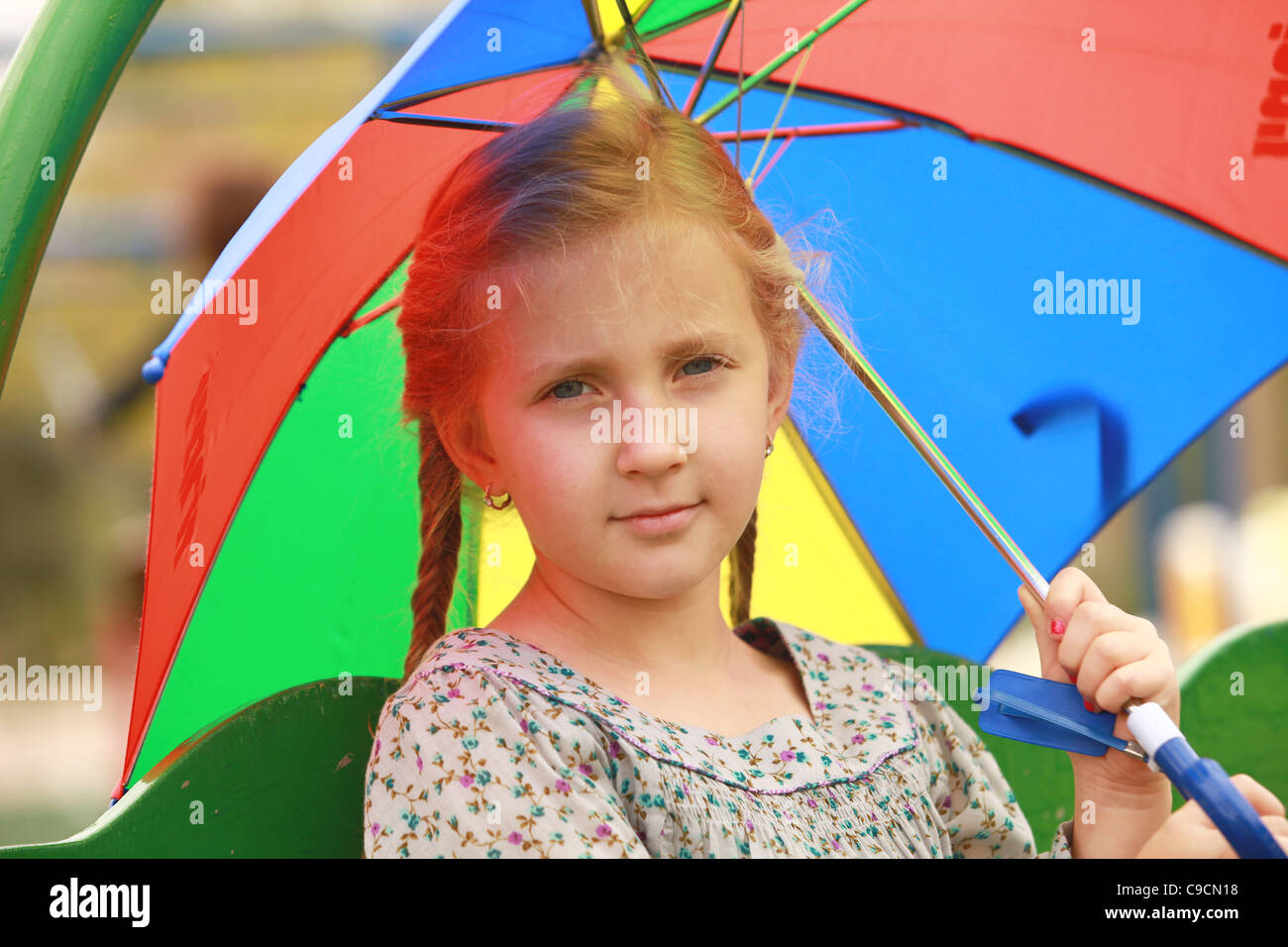 Retrato de niña con un paraguas Foto de stock