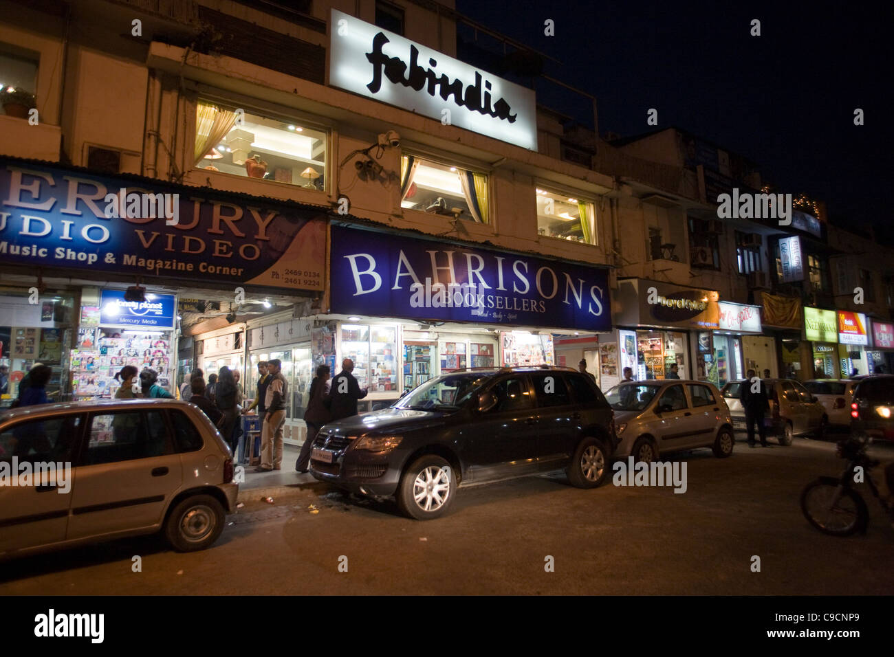 Las tiendas y los compradores al atardecer en Khan Market, Nueva Delhi del mercado Khan es un mercado de alta gama ostentoso frecuentado por la nueva elite hindú Foto de stock