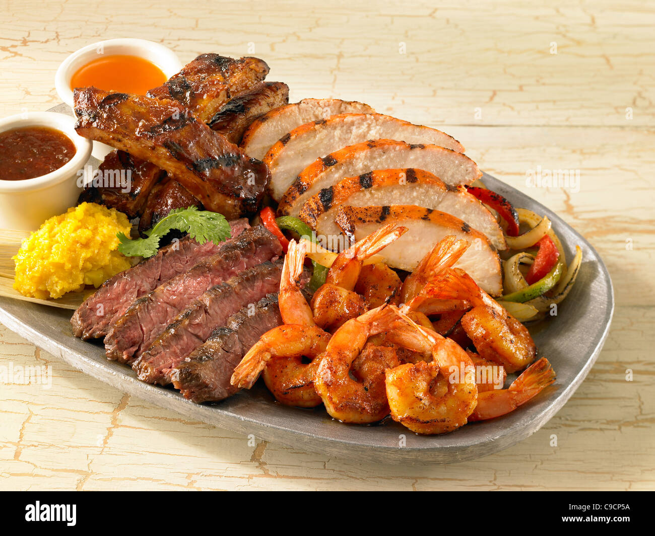 Bistec pollo fajitas de camarones fotografías e imágenes de alta