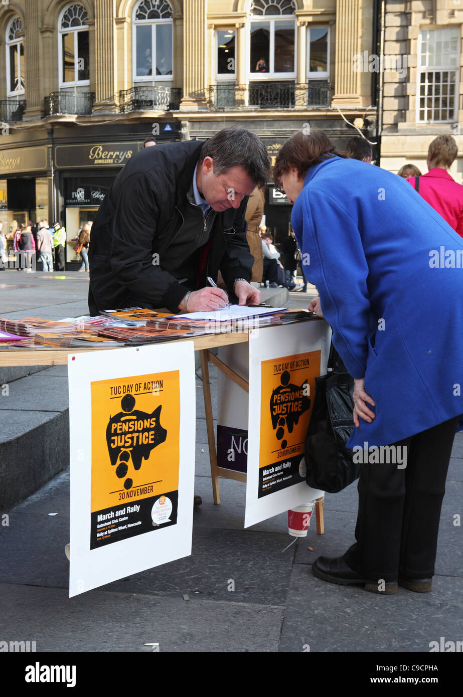 Firma la petición en contra de los recortes en las pensiones públicas Newcastle, noreste de Inglaterra Foto de stock