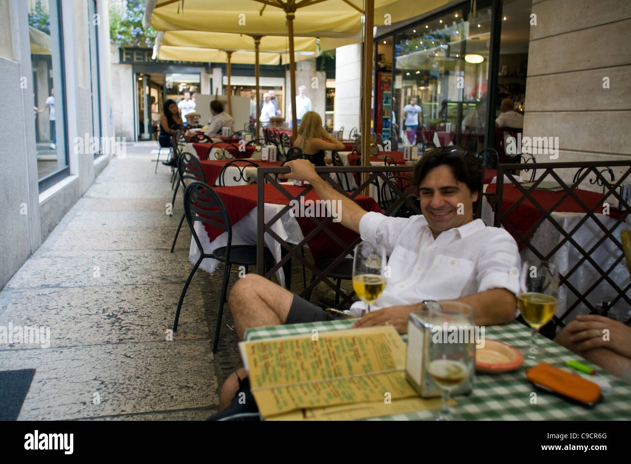 Los hombres bebiendo cerveza en un café en las calles de Verona, Italia Foto de stock