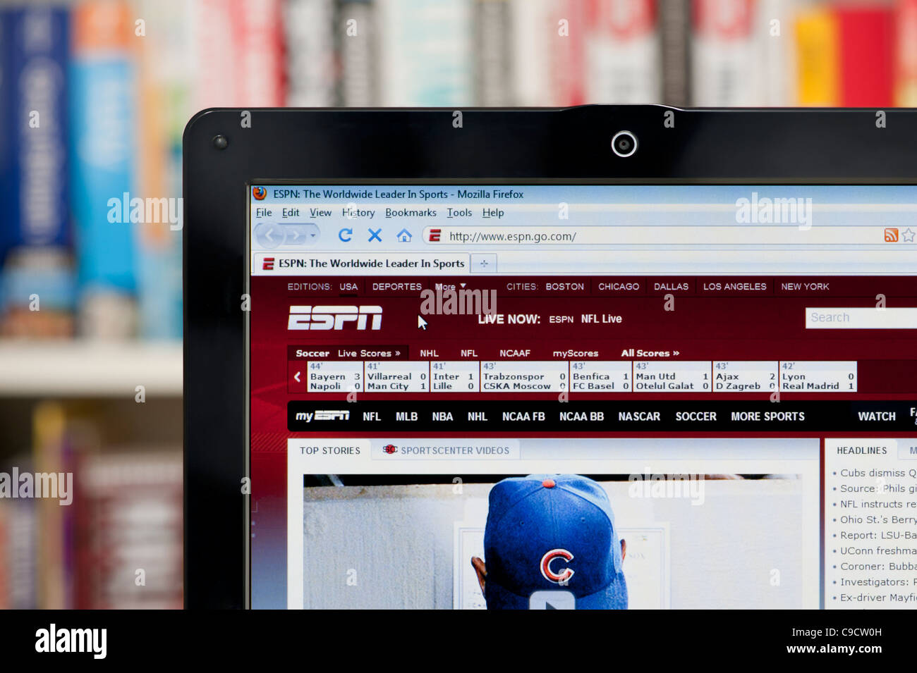 El sitio web de ESPN ha disparado contra una estantería de fondo (sólo para uso editorial: -print, televisión, e-book editorial y sitio web). Foto de stock