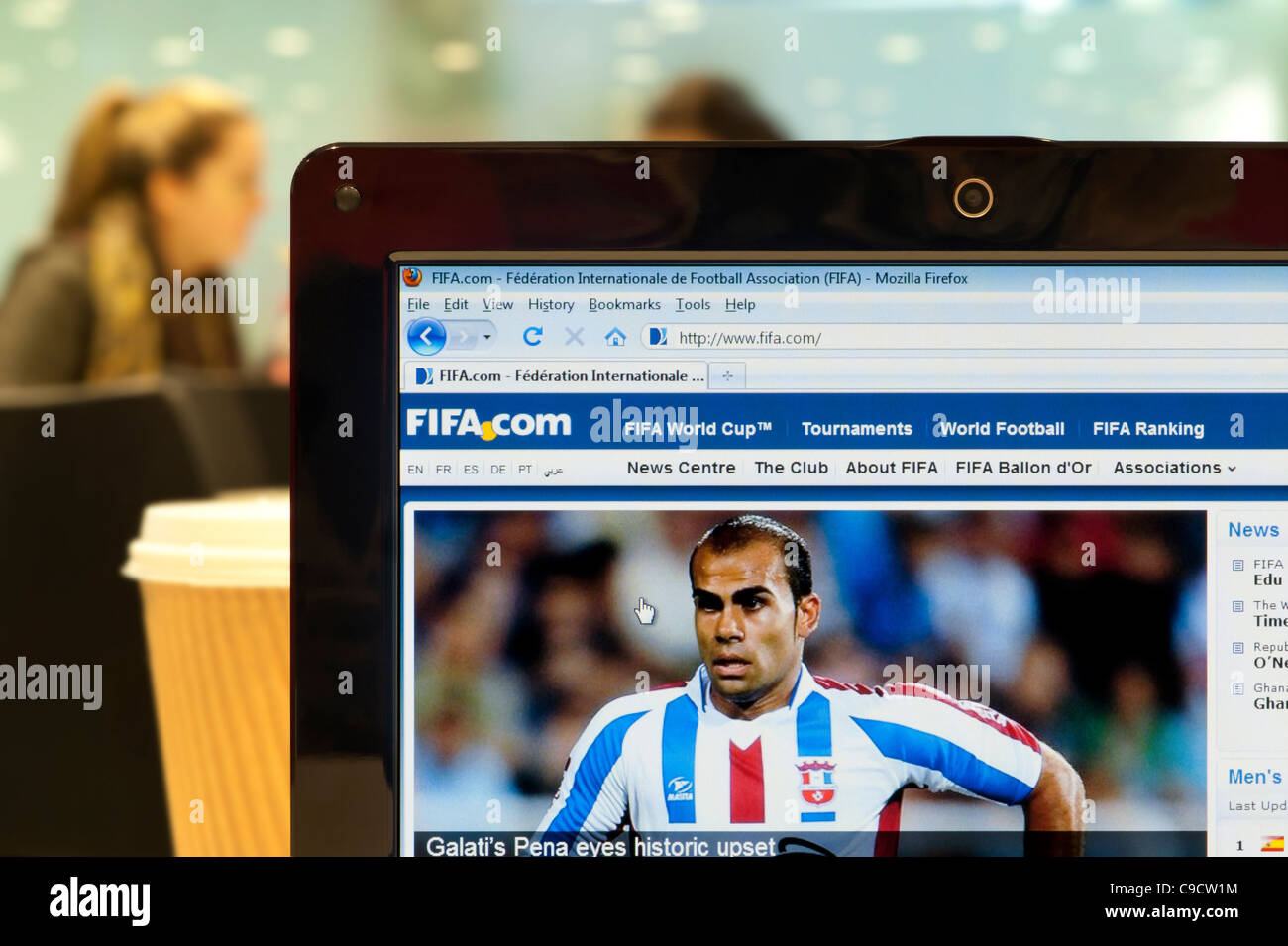 Sitio web de la FIFA rodada en un ambiente de cafetería (sólo para uso editorial: -print, televisión, e-book editorial y sitio web). Foto de stock