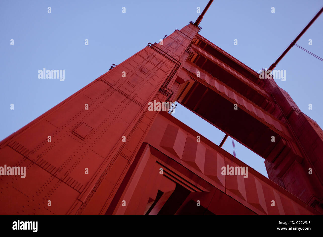 Mirando hacia el puente Golden Gate, Torre Norte, Bahía de San Francisco, California, Estados Unidos Foto de stock