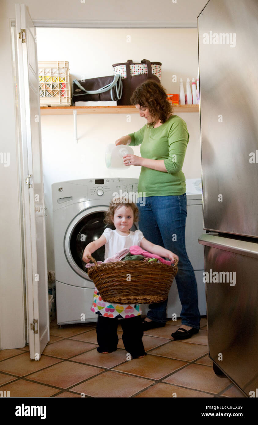 Madre lavando la ropa fotografías e imágenes de alta resolución - Página 4 -