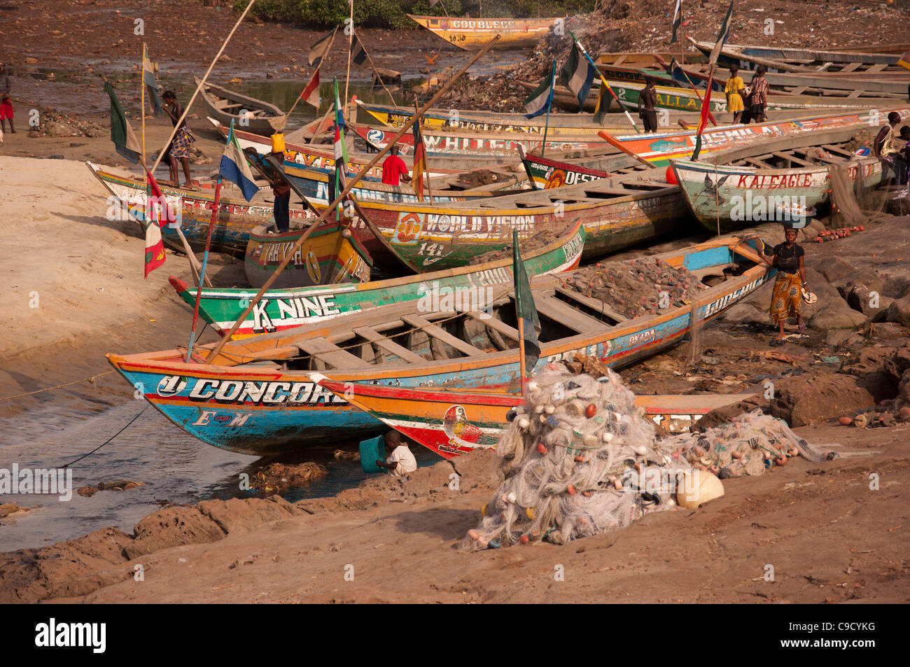 Una colorida colección de barcos de pesca artesanal, las afueras de  Freetown, Sierra Leona Fotografía de stock - Alamy
