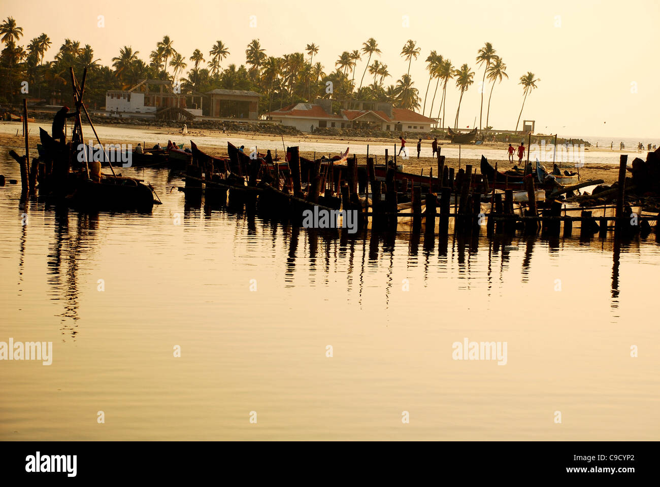 Puesta de sol en una playa en Kerala Foto de stock