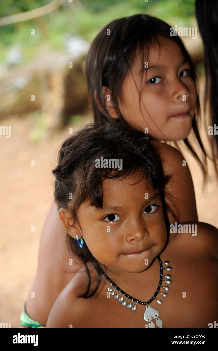 Niñas indias Embera con Collar y aretes de plata Foto de stock