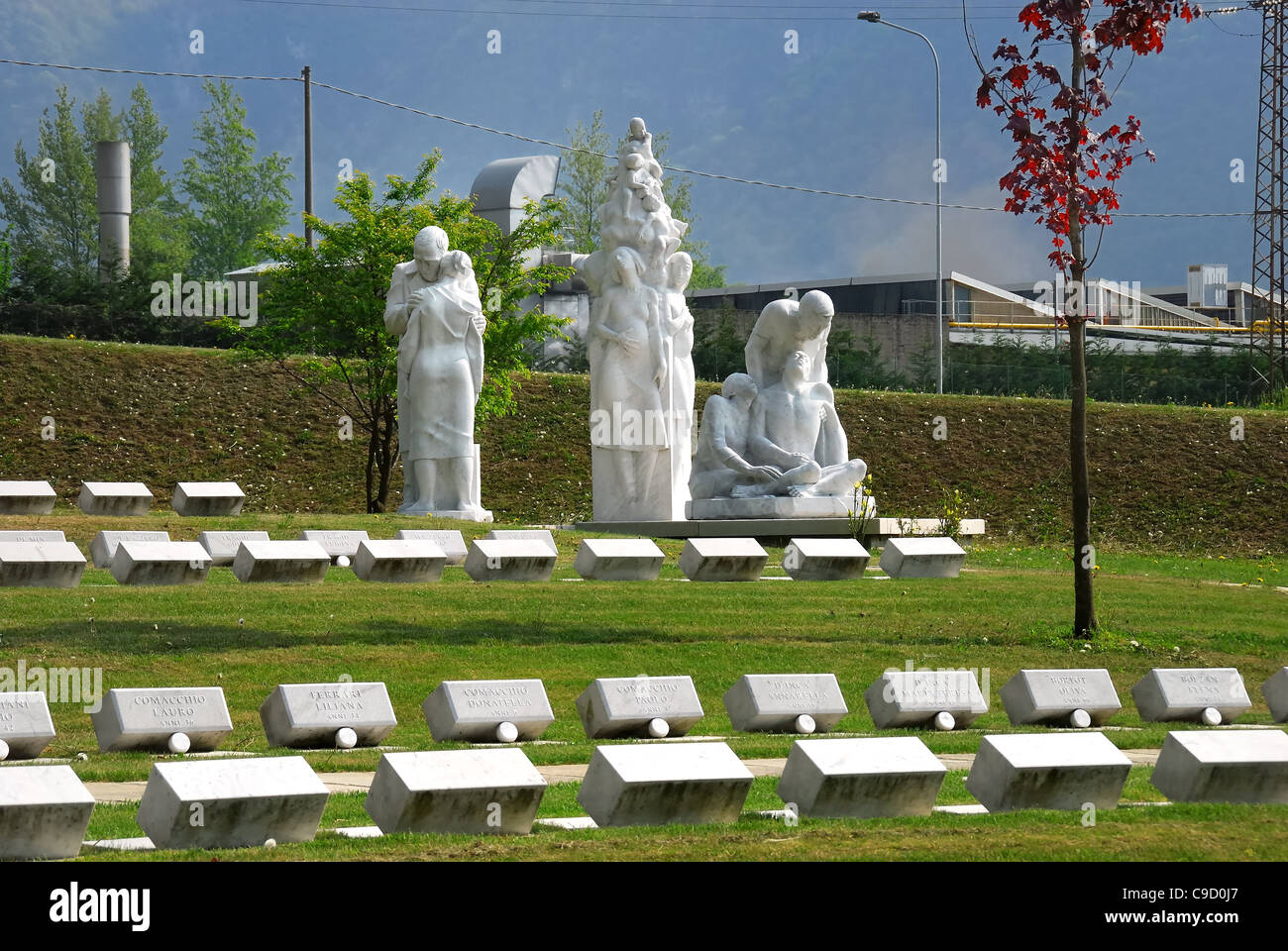 Fortogna Longarone, localidad. El cementerio donde están enterradas las víctimas de la presa de Vajont desastre. Foto de stock