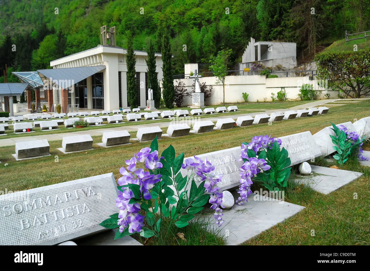 Fortogna Longarone, localidad. El cementerio donde están enterradas las víctimas de la presa de Vajont desastre. Foto de stock