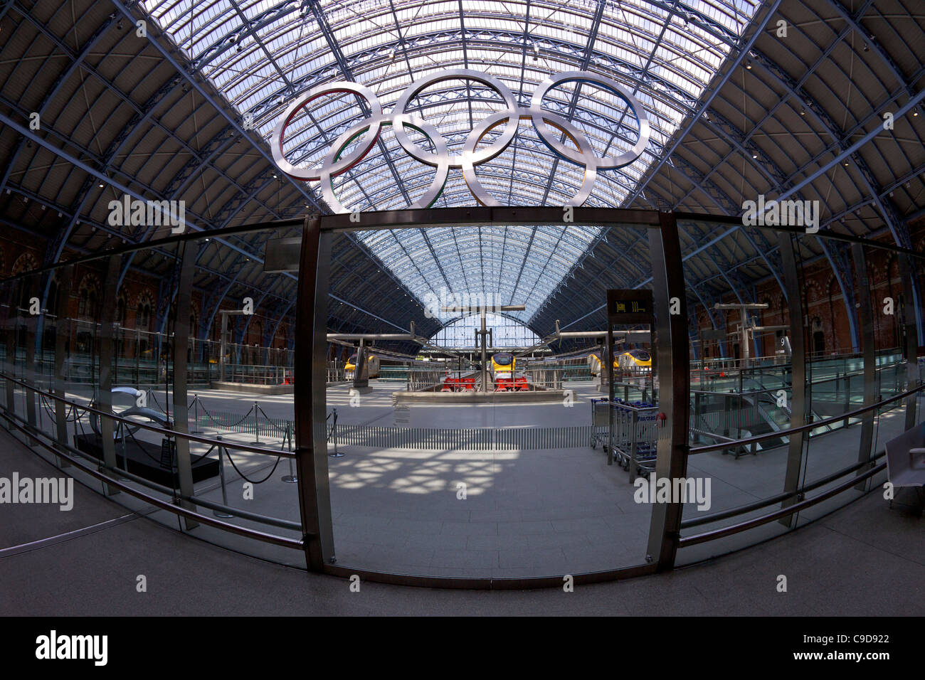 Los anillos olímpicos Logo, en la terminal de Eurostar en Kings Cross St Pancras Railway Station, Londres, Inglaterra, Reino Unido, Reino Unido, GB Foto de stock