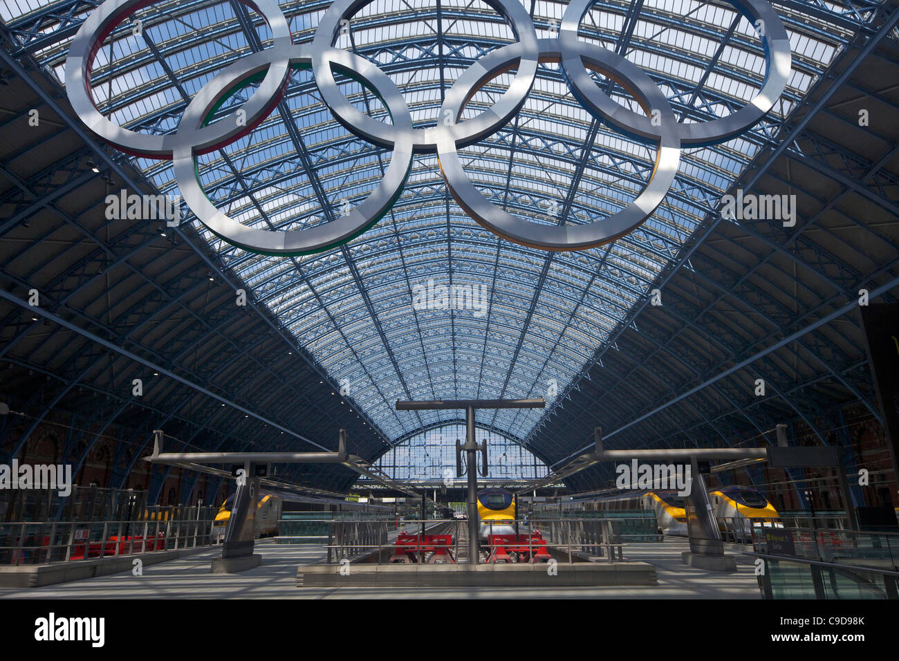 Los anillos olímpicos Logo, en la terminal de Eurostar en Kings Cross St Pancras Railway Station, Londres, Inglaterra, Reino Unido, Reino Unido, GB Foto de stock