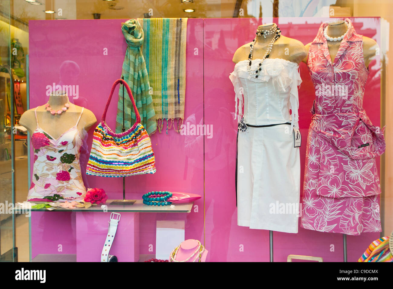 En la ventana de la tienda de ropa en Marbella, Andalucia, Spain Fotografía  de stock - Alamy