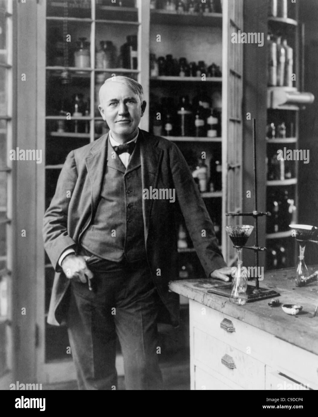 Foto de retrato vintage del inventor y empresario estadounidense Thomas Alva Edison (1847 – 1931). Edison se muestra alrededor de 1904 en un laboratorio. Foto de stock