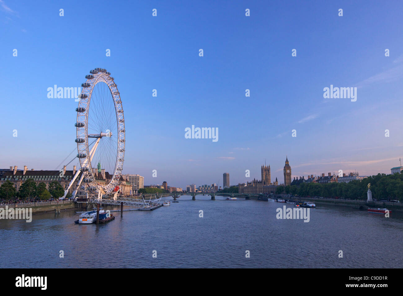 Vista del London Eye, Las Casas del Parlamento, el Big Ben y el Río Támesis en la tarde el sol de verano Foto de stock