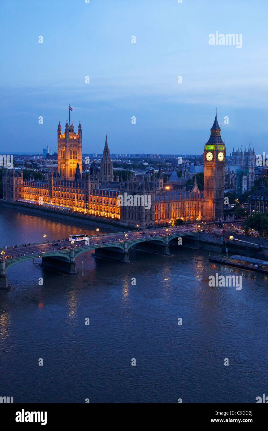 Vista aérea de Las Casas del Parlamento, el Big Ben y el Río Támesis, desde el Ojo de Londres al anochecer, Londres, Inglaterra, Reino Unido, Estados Kin Foto de stock