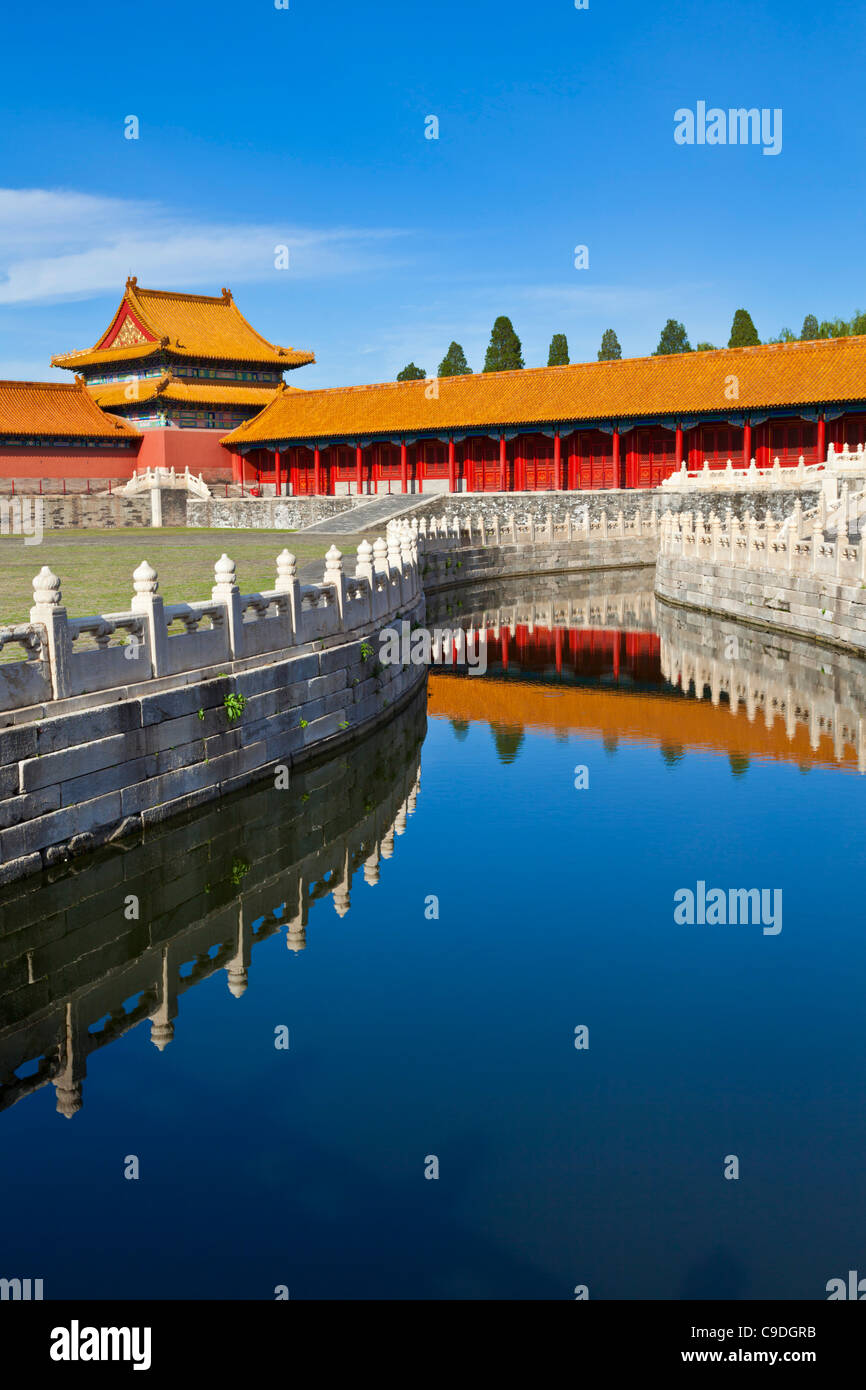 Oro interior río de agua que fluye a través de la corte exterior, la Ciudad Prohibida, Beijing, República Popular China, República Popular de China, Asia Foto de stock
