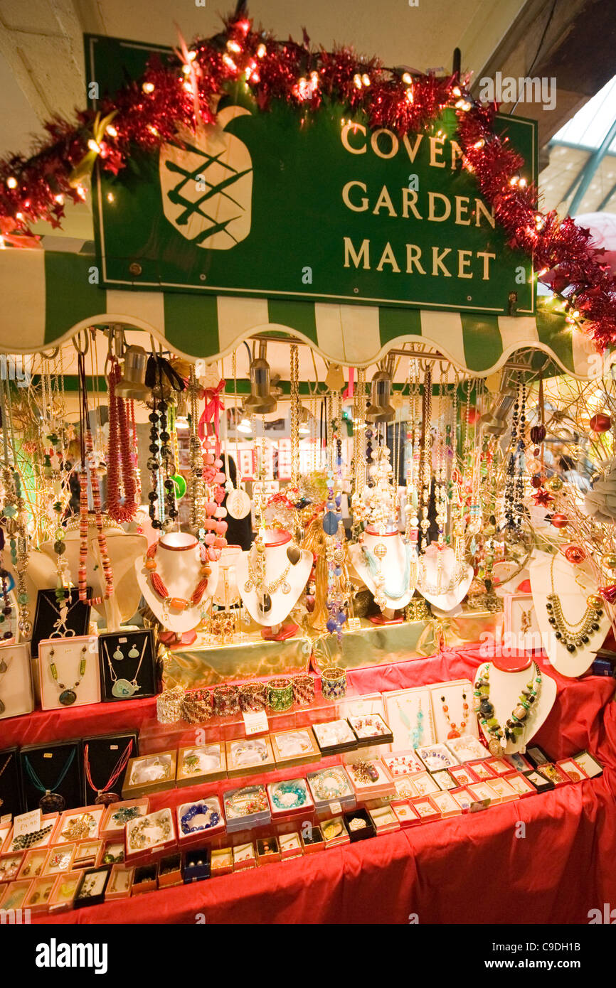 Mercado de Covent Garden de Londres bisutería Colgantes Brazaletes Anillos  cadenas de calado Fotografía de stock - Alamy