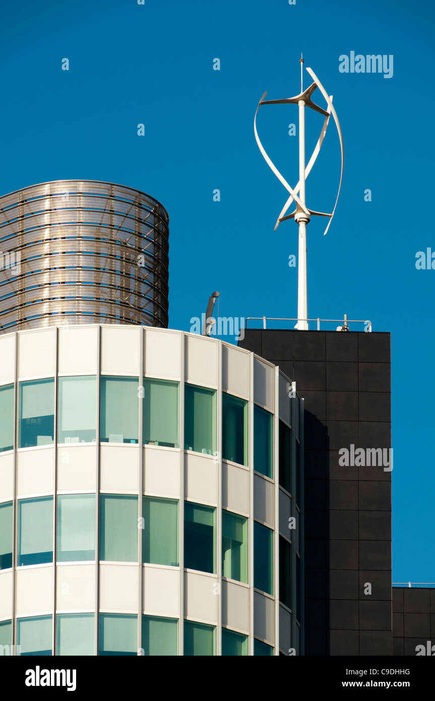 Aerogenerador helicoidal sobre el techo de una torre de oficinas en el barrio verde, en Manchester, Inglaterra, Reino Unido. Foto de stock