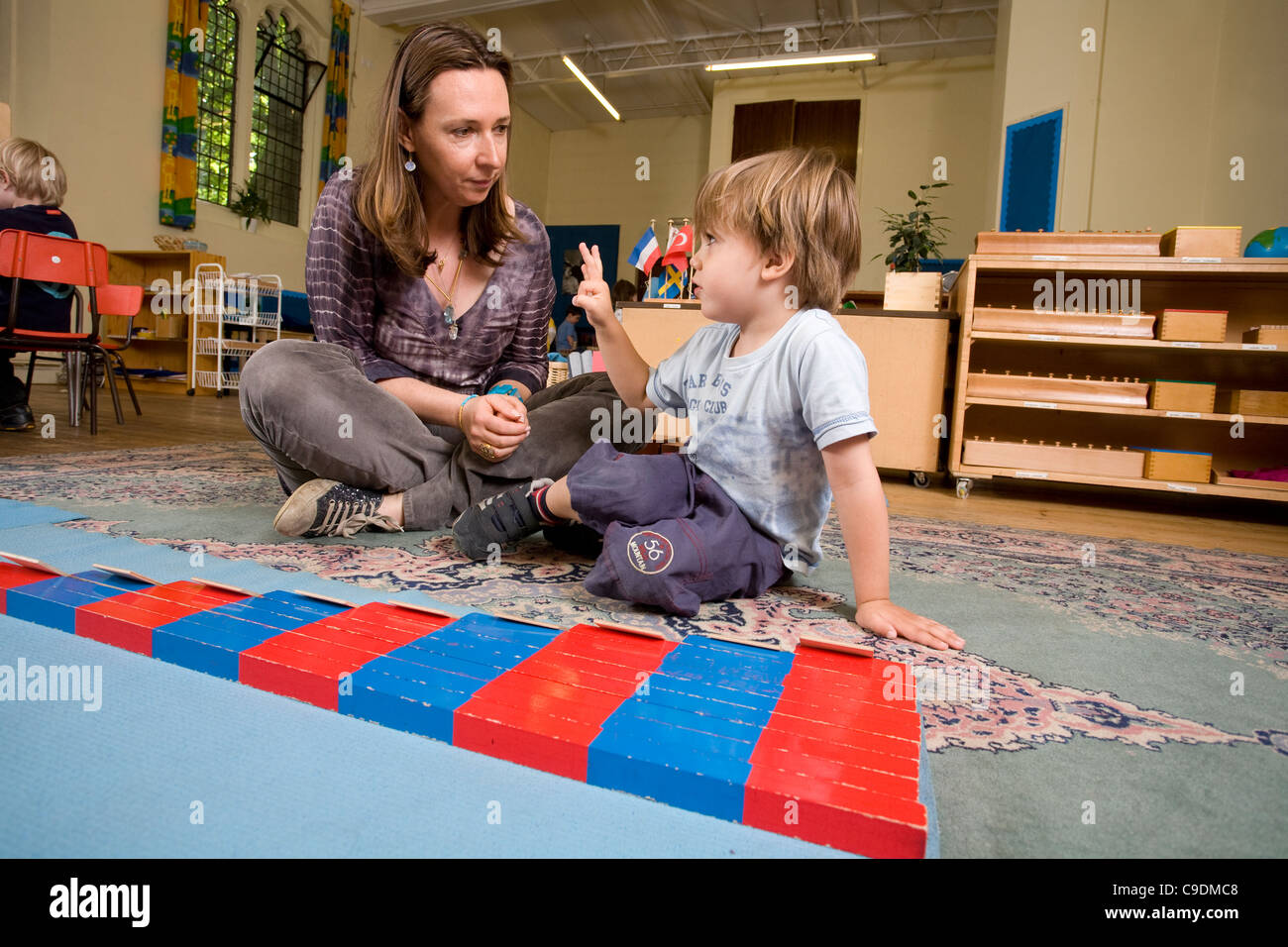 Niños jugando con actividades alternativas en Paint Pots Montessori
