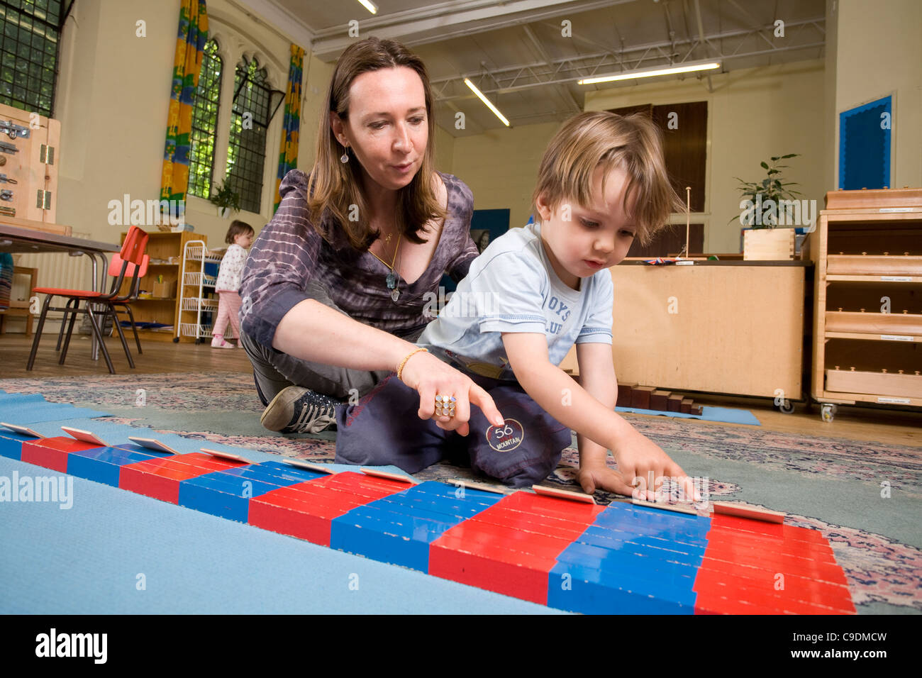 Niños jugando con actividades alternativas en Paint Pots Montessori