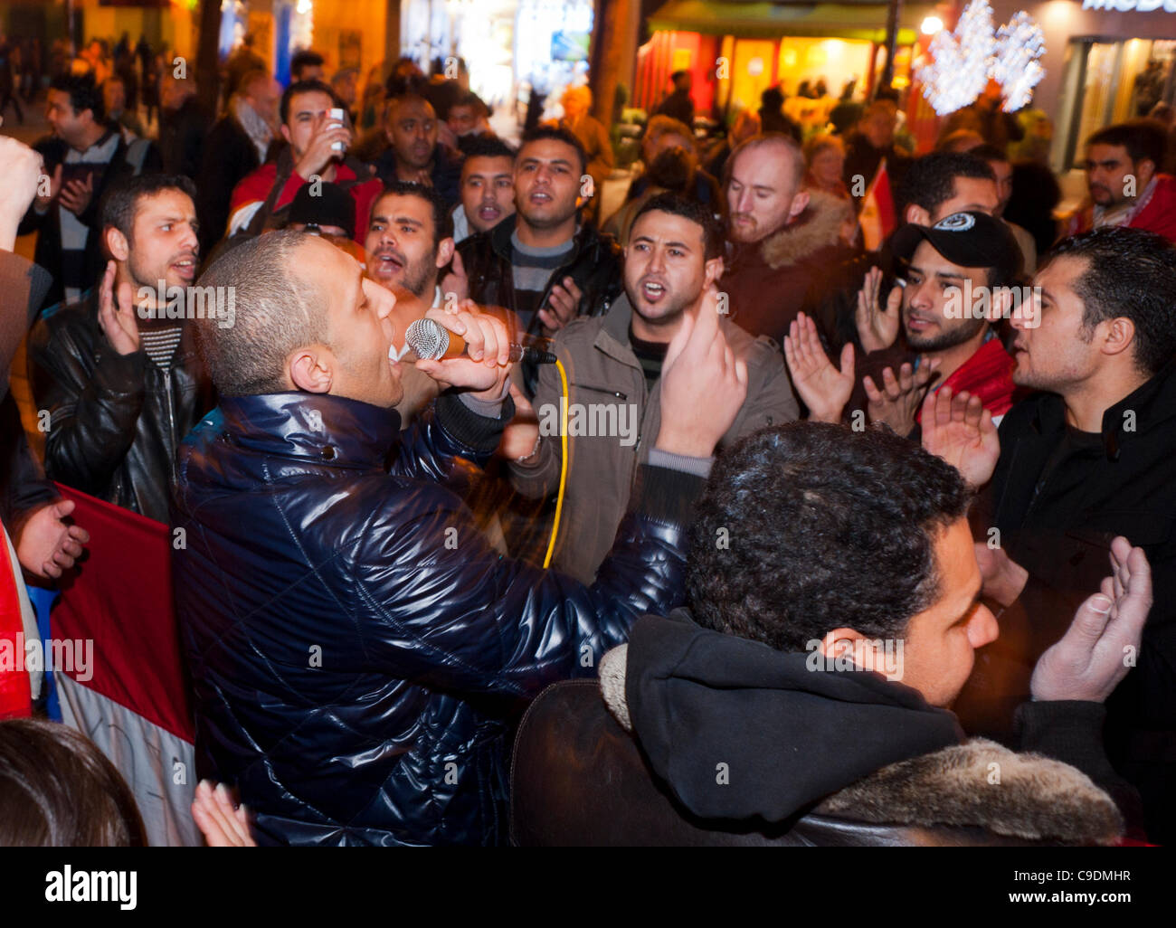 París, Francia, protesta árabe, egipcios demostrando régimen militar A-gainst en Egipto, locutor público y multitud en la calle, inmigrantes internacionales, locutor público dando charla Foto de stock