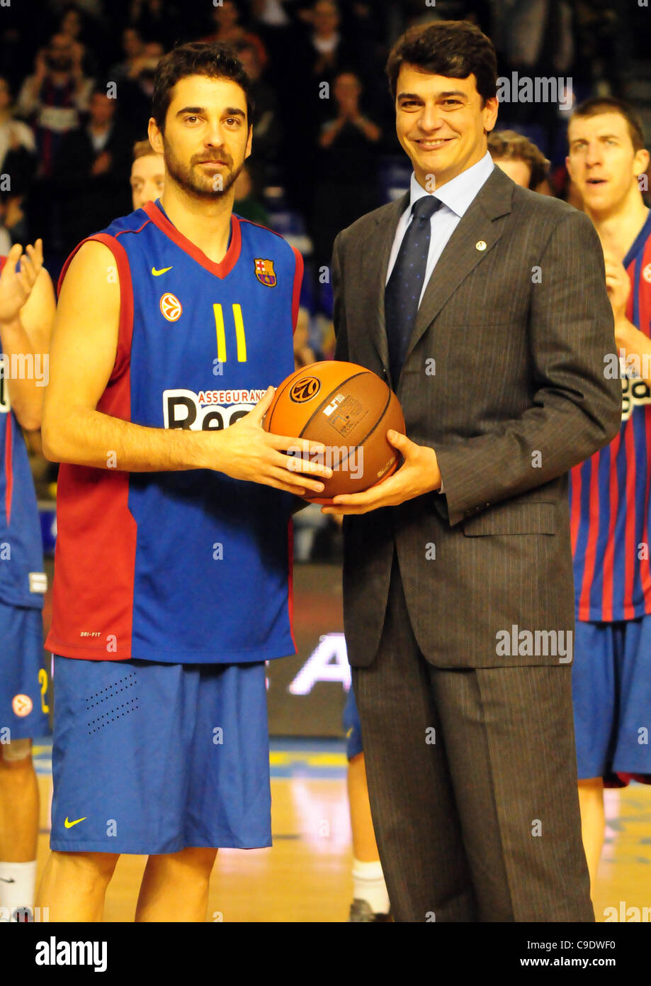 Juan Carlos Navarro (Regal FC Barcelona) recibe el balón de Euroliga  representante después de convertirse en el máximo goleador de la  competición con 2716 puntos Fotografía de stock - Alamy