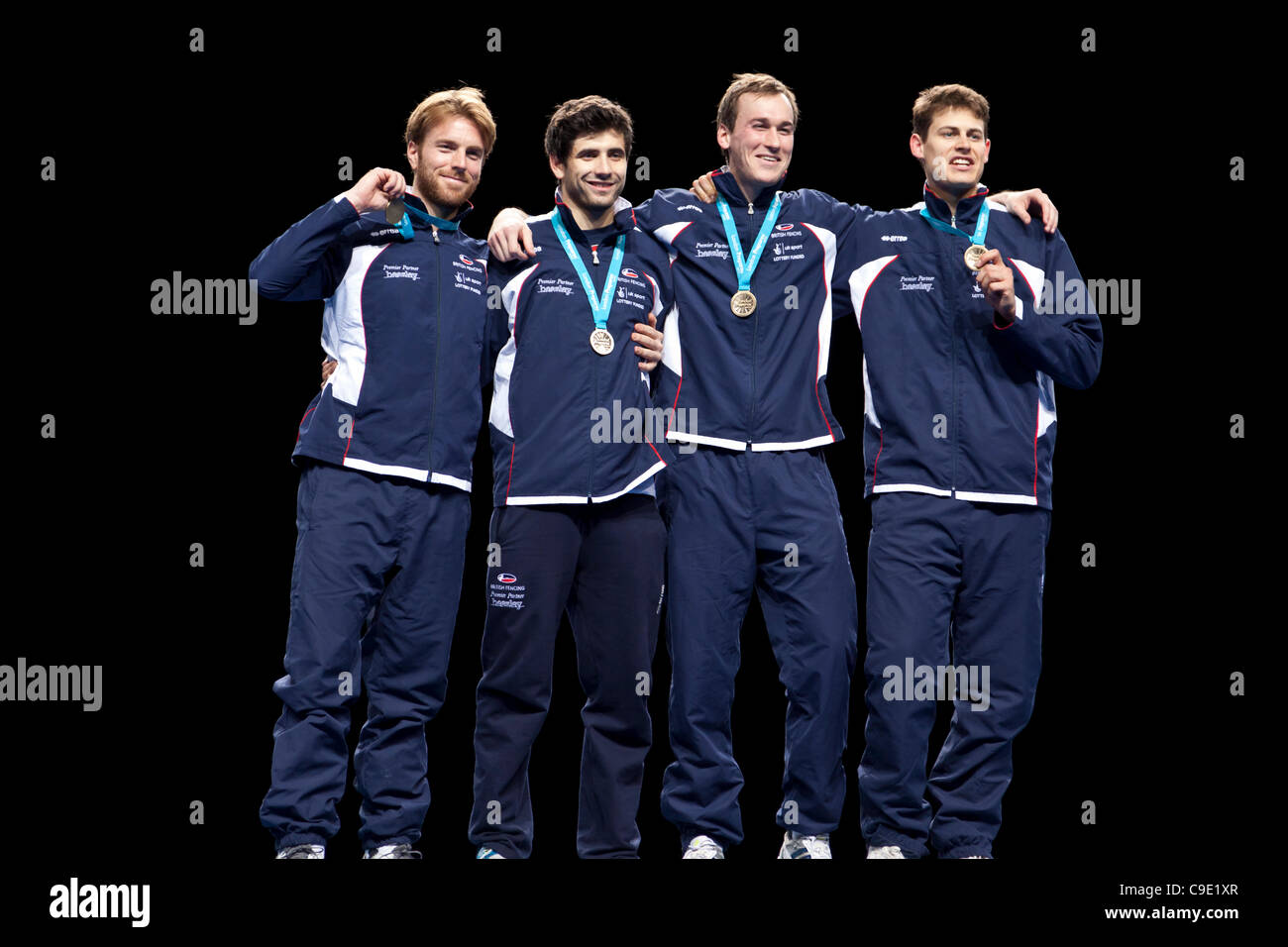 Richard Kruse, Laurence Halsted, James Kenber y Ed Jefferies del equipo de Gran Bretaña ganar la medalla de oro en la final del equipo de esgrima de lámina en el Evento de Prueba Olímpico, London's arena de ExCeL. Foto de stock