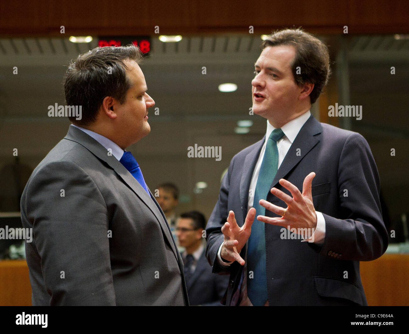 Fotografiado en el Ecofin reunión de los ministros europeos de finanzas son, de izquierda a derecha, Jan Kees de Jager, Ministro de Hacienda de los Países Bajos con el Ministro de Hacienda británico, George Osborne. Foto de stock