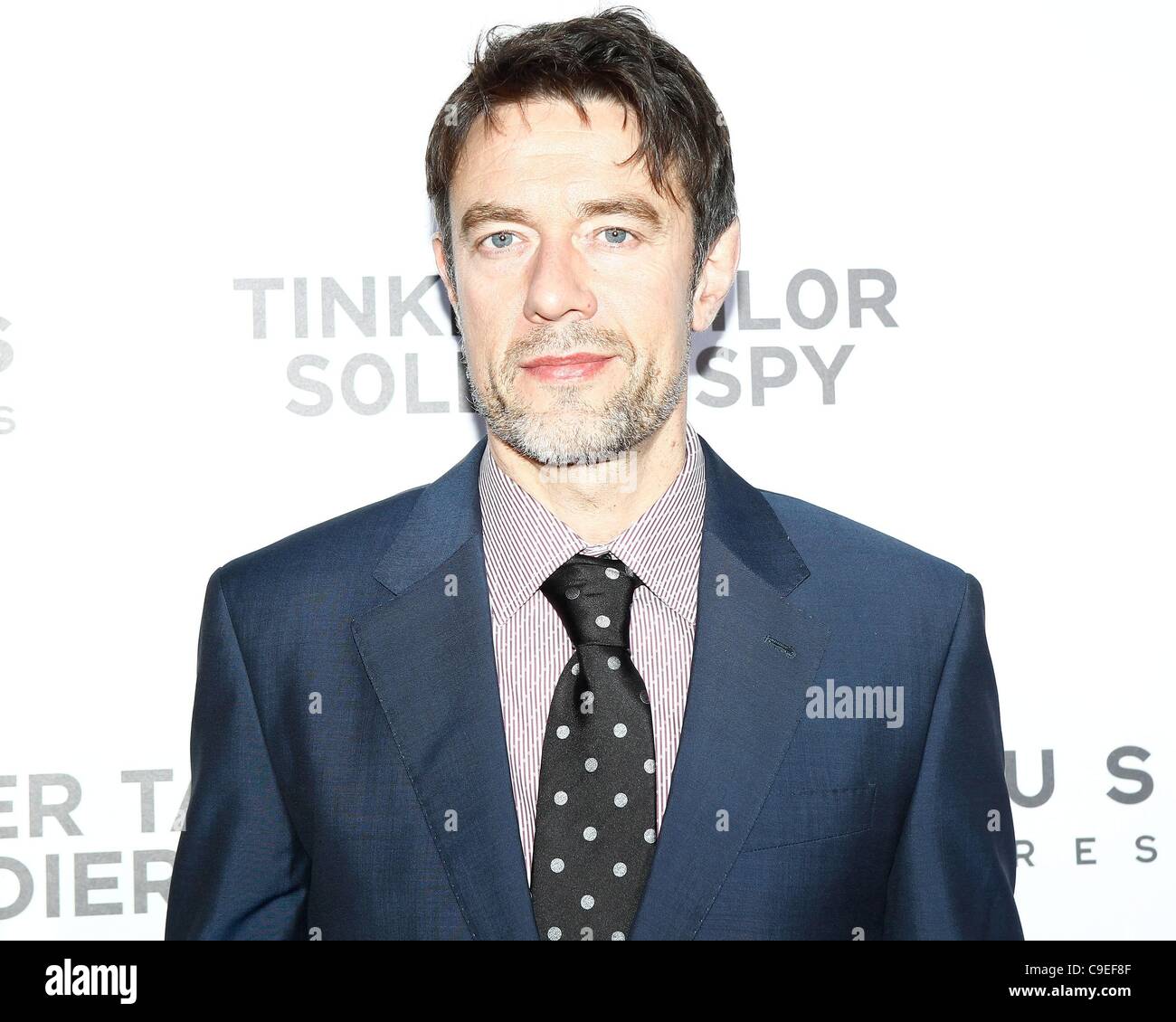 Peter Straughan en la terminal de llegadas de Tinker, Tailor, Soldier