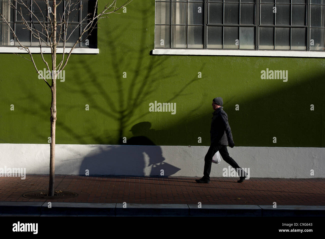 El 13 de diciembre, 2011 - Portland, Oregón, EE.UU. - Un hombre camina por una calle en el distrito de la perla en el centro de Portland, Oregon. (Crédito de la Imagen: © Jim Z. Rider/ZUMAPRESS.com) Foto de stock