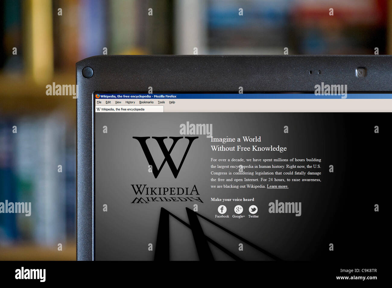 La página de Wikipedia el 18 de enero de 2012 mostrando clas en pantalla oscura debido a la protesta de 24 horas en negro. Cierre de Inglés Foto de stock