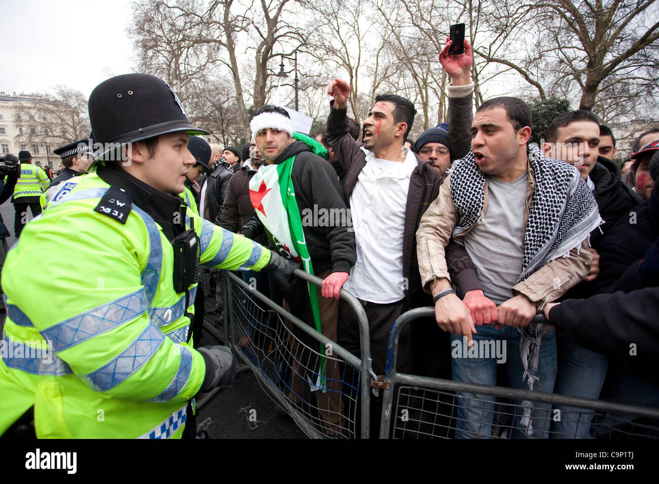 Gobierno Anti-Syrian manifestantes chocan con la policía en las afueras de la Embajada de Siria en Londres central. Foto:Jeff Gilbert Foto de stock